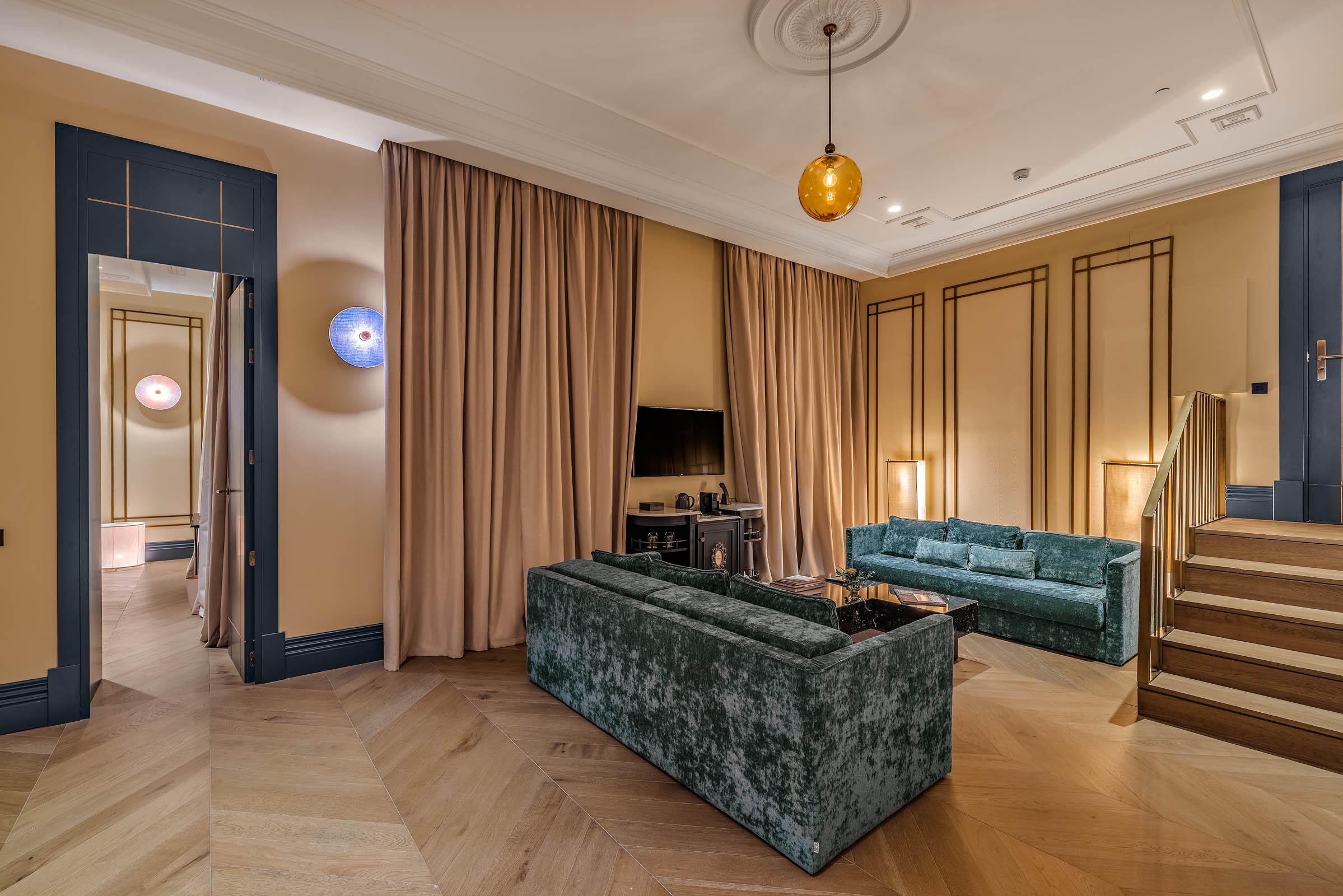 Interior of the living room of the Master Suite at CoolRooms Palacio de Atocha with sofa and speaker. (Madrid, Spain)