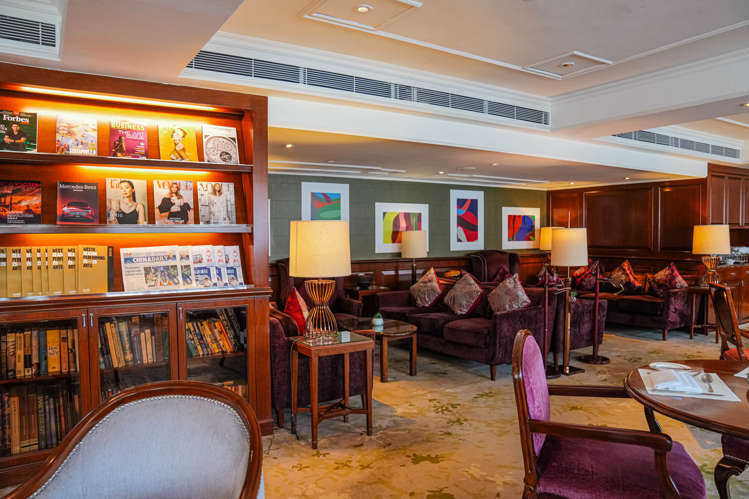 Club lounge with panoramic harbor vistas – The Marco Polo Hotel’s Continental Club Lounge features floor-to-ceiling windows revealing a 180° view of Victoria Harbour and Hong Kong Island’s skyline. Cozy armchairs and marble tables are arranged for guests enjoying breakfast or evening cocktails. The setting is refined and quiet, allowing patrons to relax with world-class service while overlooking the bustling port city (Hong Kong travel, hotel club lounge, harbor panorama, luxury hospitality).